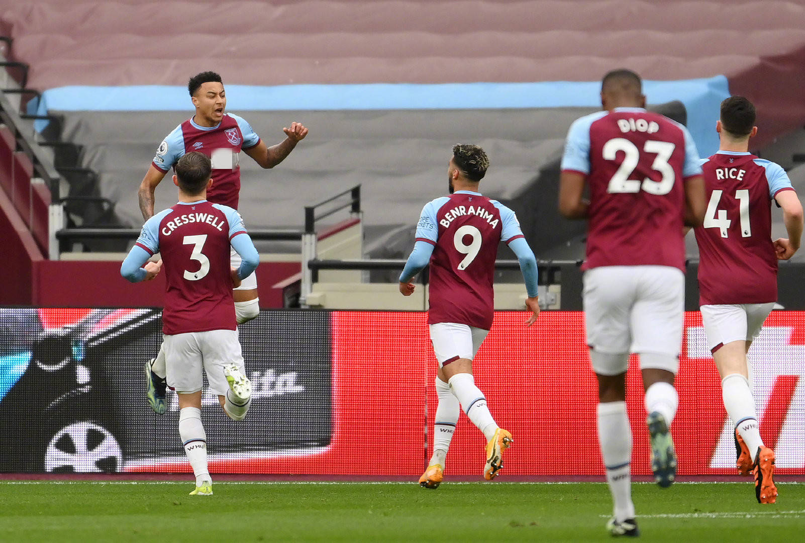 使得他不仅 使得他不仅